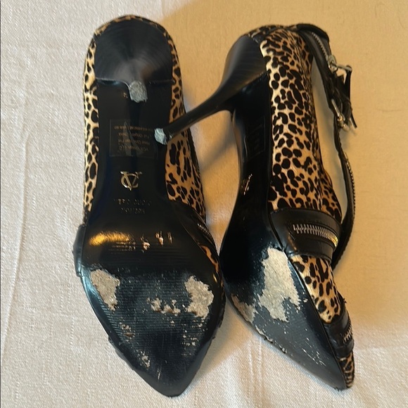 Vince Camuto Brown and Black Heels with Sophisticated Design - Picture 9 of 11